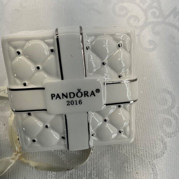 Pandora White Ceramic Gift Box Ornament 2016 - Picture 1 of 7